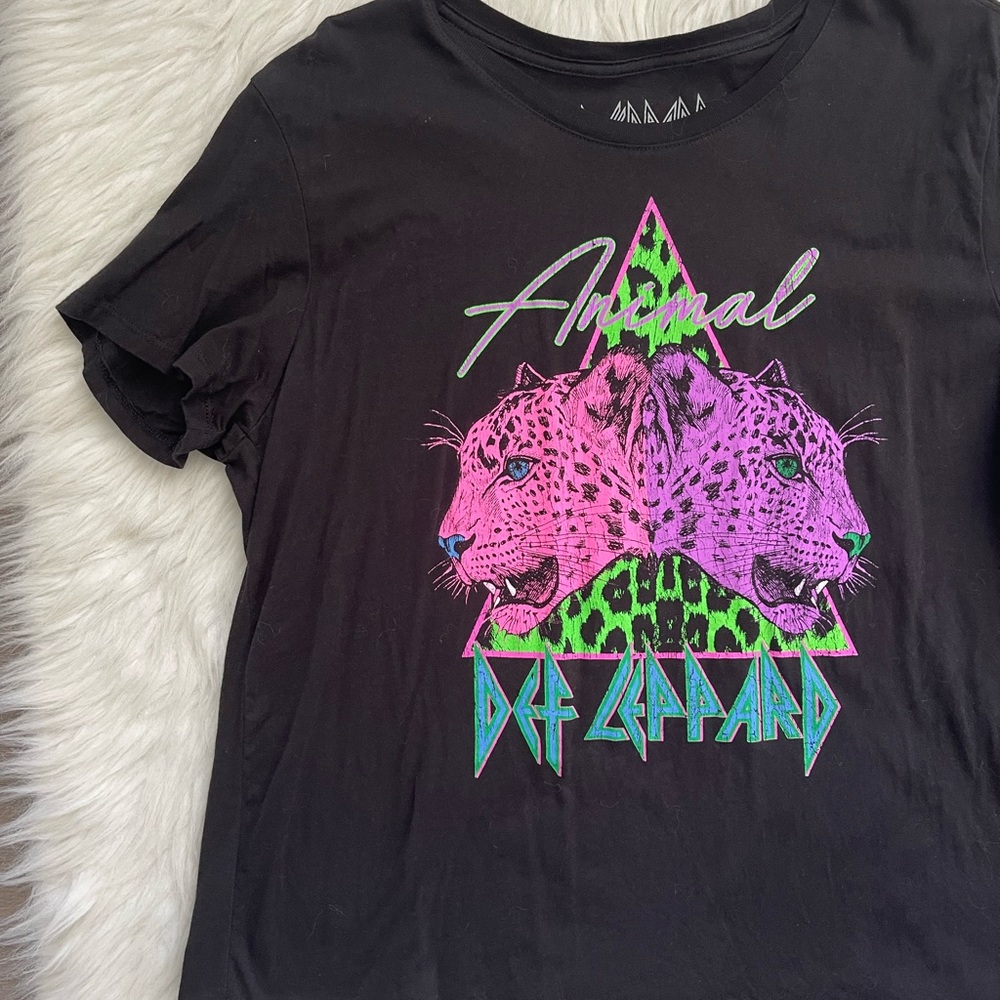 Def Leppard Crop Top Animal Print Graphic Shirt Women Size 2XL Black Pink - Picture 2 of 9